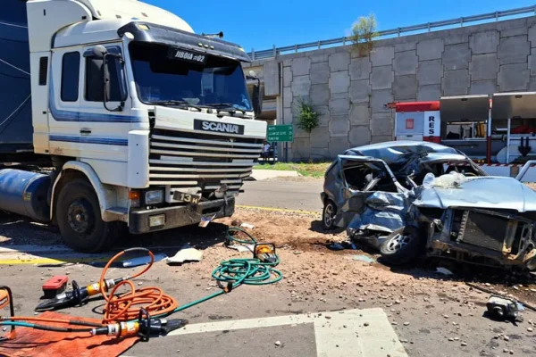 Una mujer perdió la vida tras un choque frontal entre un auto y un camión