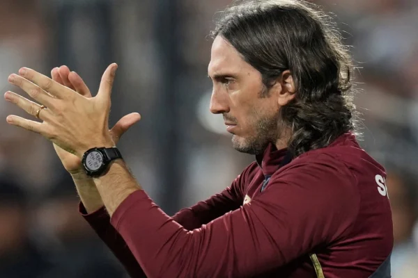 El técnico argentino Luis Zubeldía fue operado del corazón y tendrá una recuperación más larga de la esperada
