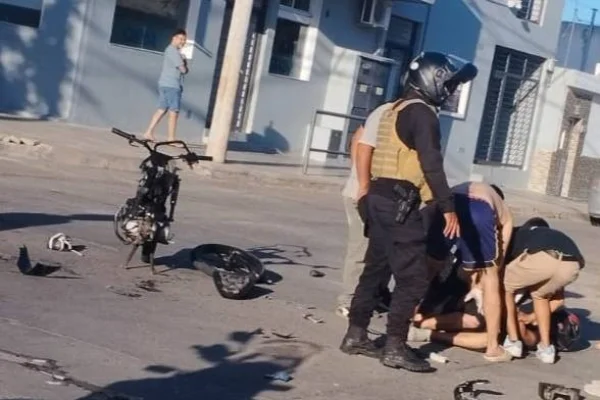 Impresionante siniestro vial dejó a un motociclista en terapia intensiva