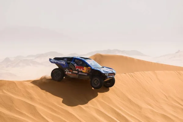 Mattias Ekström ganó por segunda vez en el Dakar y se acerca en Autos