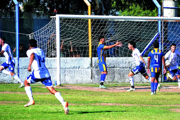 Defensores perdió en los penales y quedó eliminado del Torneo Regional