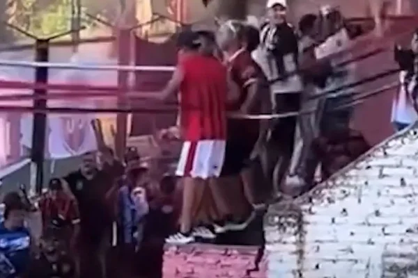 Al borde de la tragedia: se derrumbó una tribuna en un partido en Santiago del Estero