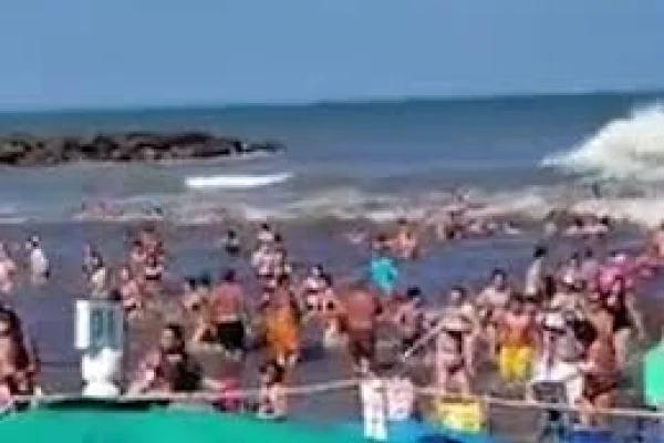 Un muerto por una ola gigante en la costa bonaerense