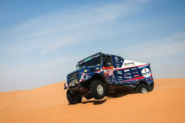 En Camiones, Van den Brink se potencia en el Dakar