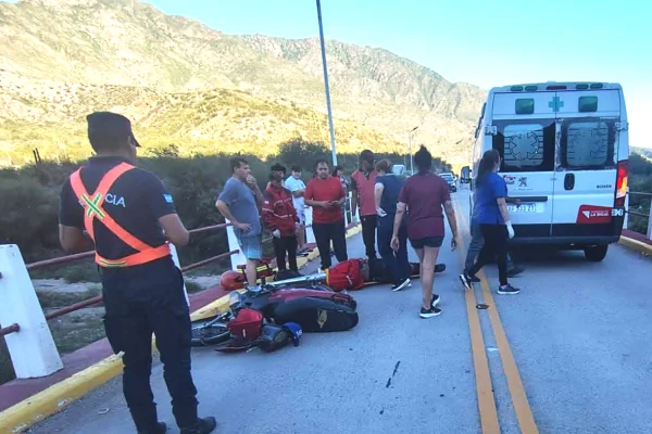 Se le rompió la horquilla de la moto, cayó al asfalto y sufrió heridas