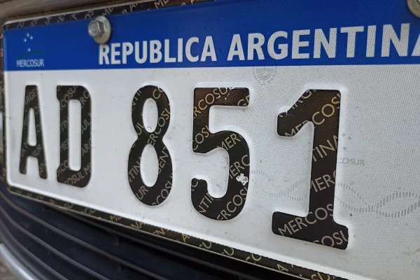 Remarcan cómo debe estar colocada la chapa patente en los vehículos