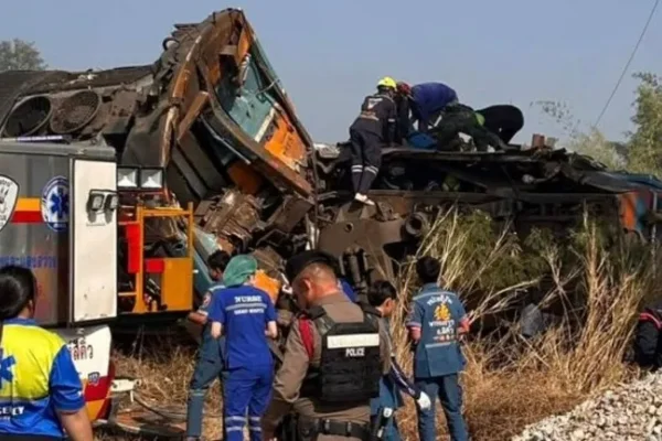 Tragedia ferroviaria en Tailandia: grúa cayó sobre un tren y dejó al menos 31 muertos y decenas de heridos