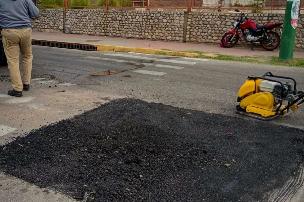 La Municipalidad continúa con el bacheo en la capital