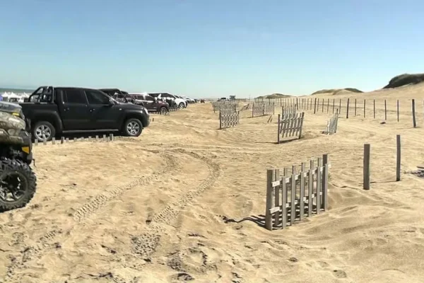Dos hombres volcaron con un UTV en Costa Esmeralda: uno sufrió fractura de cadera