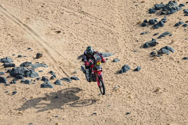 Rally Dakar: Benavides perdió el liderazgo en motos y todo se define en la última etaa