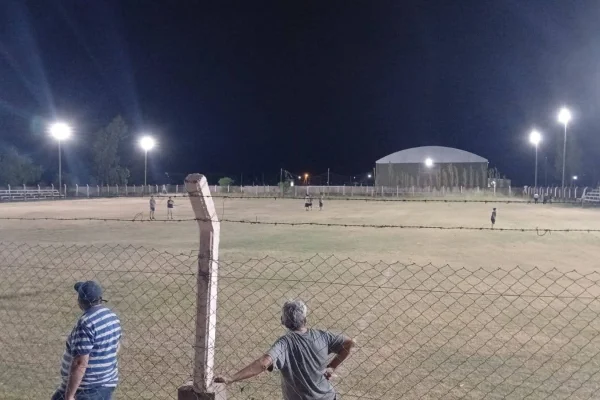 El club San Martín de Villa Unión instaló nuevo sistema de iluminación en su cancha
