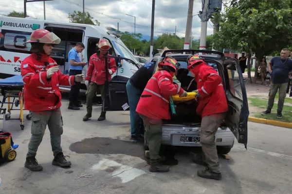Una mujer fue rescatada tras quedar atrapada en su auto luego de un violento choque