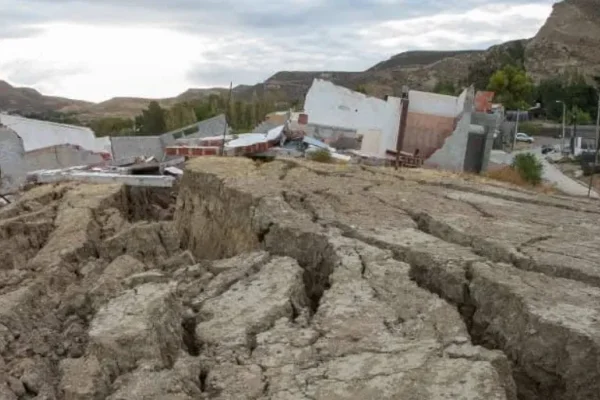 Un barrio fue destruido por el colapso de un cerro en Chubut
