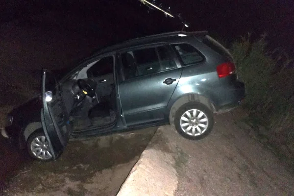 Conductor no advirtió el fin de una calle y quedó en la defensa de un rio