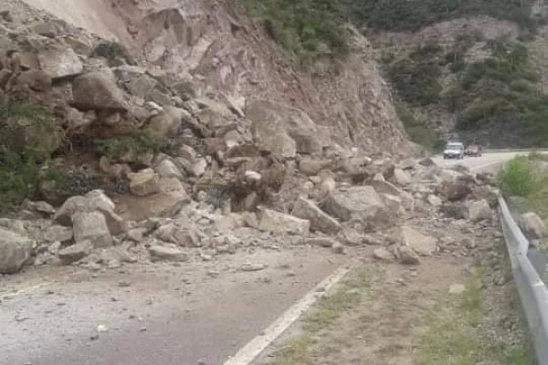Precaución en la Ruta Nacional 75 por derrumbe en la Cuesta de Huaco