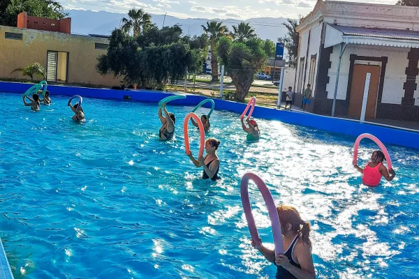 El natatorio municipal de Aimogasta ofrece variadas propuestas para la familia
