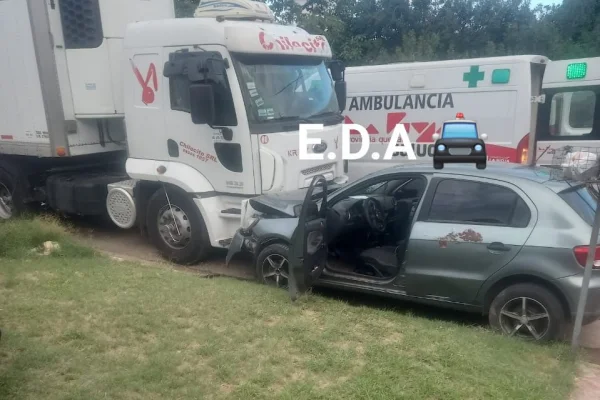 Chamical: choque entre un auto y un camión estacionado en el barrio Argentino