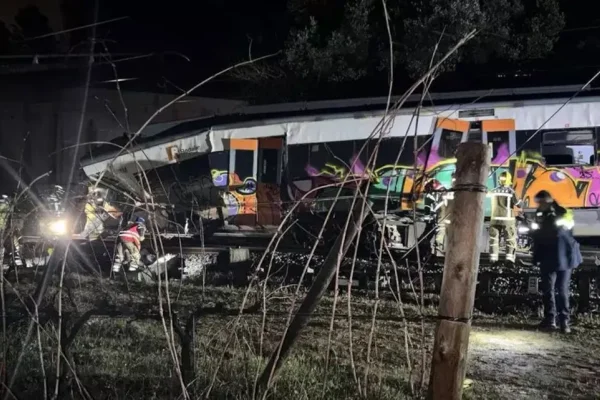 Descarrilan dos trenes en España: se registran 20 heridos y fallece un maquinista