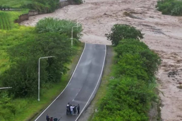 Tucumán: desbordó el rio Lules y cortó la Ruta 321