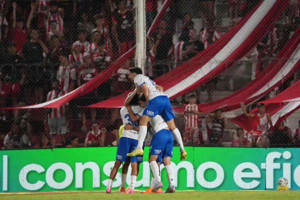 Vélez le ganó a Instituto sobre el final del partido