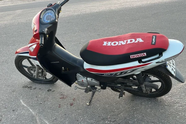 Un hombre iba ebrio, cayó de la moto y sufrió varias heridas