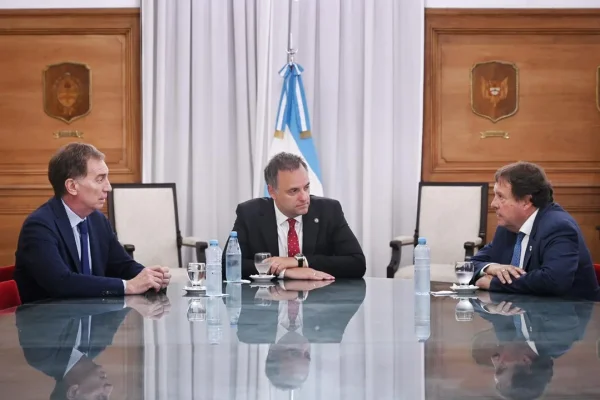 Santilli recibió a Weretilneck y sumó un nuevo apoyo para la reforma laboral de Milei