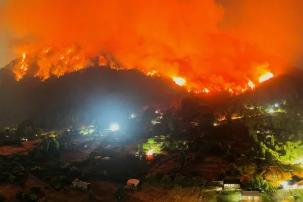 El calor extremo agrava la situación por los incendios forestales en Chubut