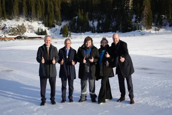 Un discurso moderado y nuevos gestos de alineamiento con Estados Unidos: el paso de Milei por Davos