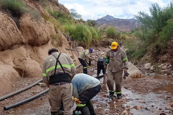 Famatina: el Gobierno provincial desplegó un operativo para restablecer el servicio de agua tras las intensas lluvias