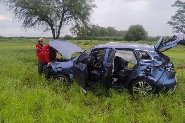 Espectacular vuelco dejó a dos personas heridas