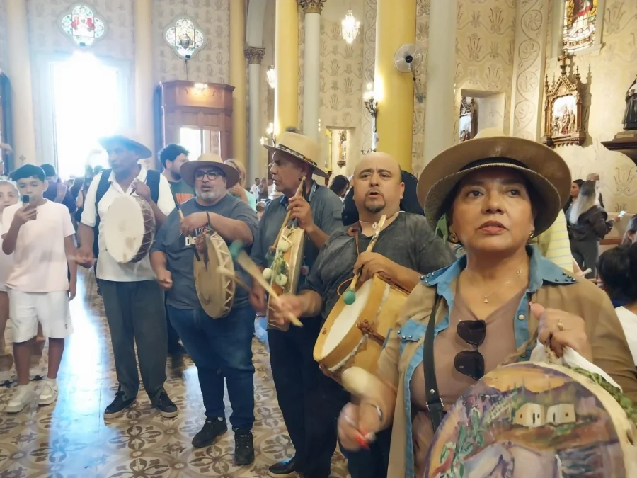 Cantores populares durante el Tinkunaco.