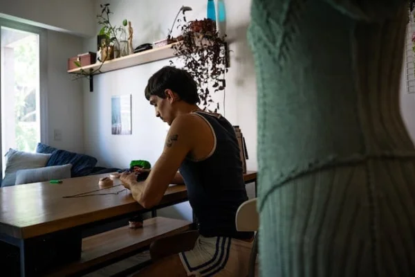 Tiene 27 años, aprendió a tejer viendo a su abuela y ahora viste a músicos famosos desde el living de su casa