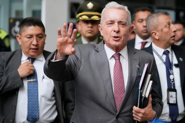 Álvaro Uribe elogió a Javier Milei: 