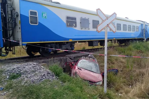 Tres heridos tras un choque entre un auto y un tren en la ruta 2
