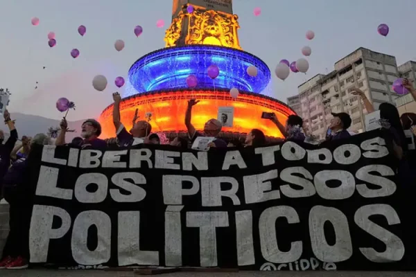 Venezuela: liberan 80 presos políticos y hay expectativa por los argentinos detenidos