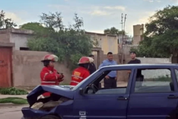 Fuerte choque entre dos autos dejó daños materiales