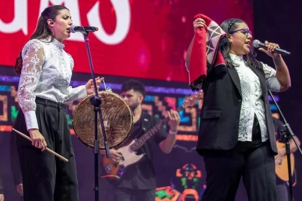 Flor Castro y Rocío Villegas emocionaron en Cosquín con un homenaje a Ramón Navarro