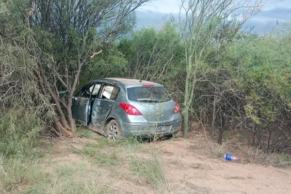 Se le reventó una rueda y fue a parar en el interior de un campo