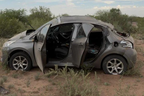 Esquivó un bache en ruta 141, volcó y sufrieron heridas leves