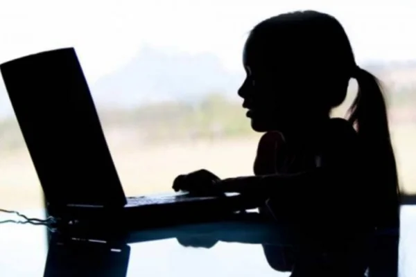 Francia avanza en una ley para prohibir el acceso a redes sociales a menores de 15 años