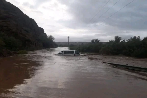 Un auto fue arrastrado por la corriente en Aimogasta