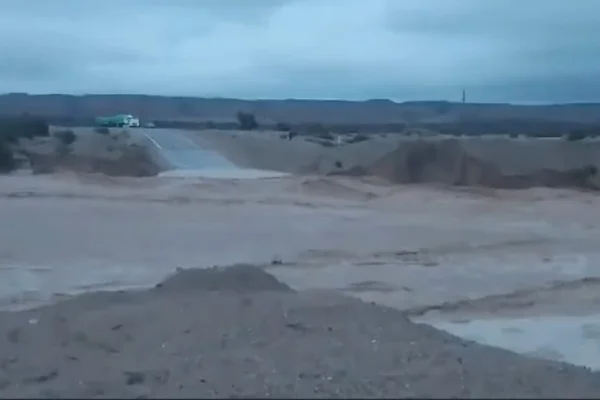 Cortan la ruta 60 por crecida del rio
