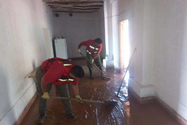 Bomberos Voluntarios de la Provincia trabajan en Villa Mazán tras el temporal