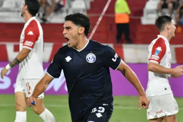 Independiente Rivadavia lo dio vuelta ante Huracán y sigue con puntaje ideal