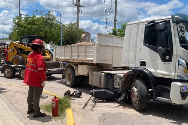 Motociclista con heridas de consideración tras chocar con un camión