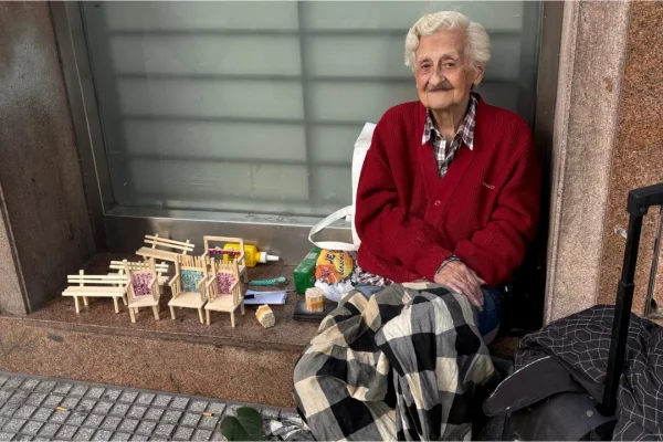 María Inés, la profesora de 89 años que vende artesanías en la calle para sobrevivir