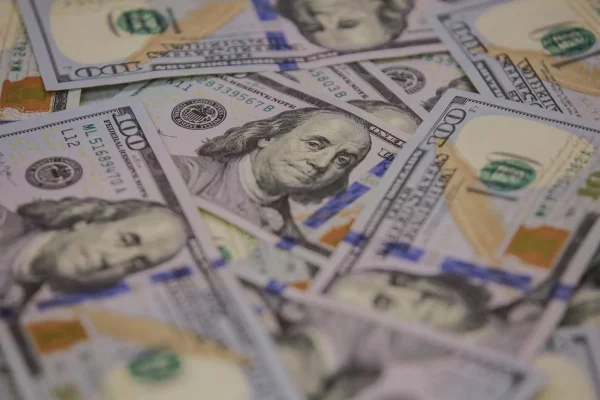 El dólar subió por cuarto día seguido y recorta la caída acumulada en enero