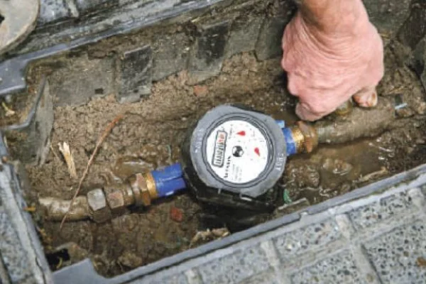 Detuvieron a un hombre por el robo de medidores de agua