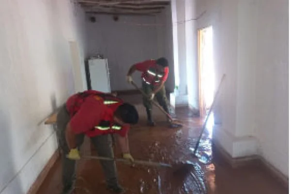 Bomberos de Aimogasta y La Rioja asisten a familias inundadas