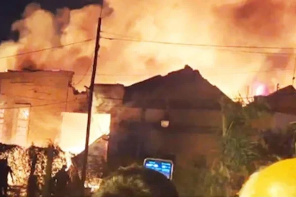 Explosión y gran incendio en una fábrica de San Fernando